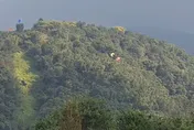 埔里虎頭山飛行傘相撞墜落！雙雙自行脫困　消防無獲報救援