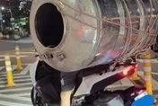人肉支架！騎士後座載巨大水塔「只見雙腳撐地」　網驚呆
