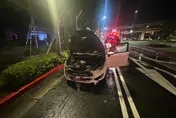 內湖驚險一幕！白色轎車自燃起火　駕駛果斷逃生保命