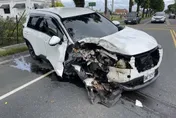 影/宜蘭5親友慘烈車禍！休旅車撞路樹1輪不見　1人命危