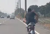 影/特技表演？彰化移工「盤腿騎車」邊吃泡麵划手機