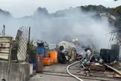 影/苗栗鐵皮屋大火竄濃煙！　竟是隔壁公墓雜草引燃
