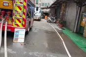 三重公寓大火竄濃煙　60歲男命危搶救中