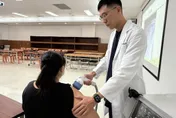 美髮師醒來痛到無法舉手！醫一看驚「鈣化性肌腱炎」作祟