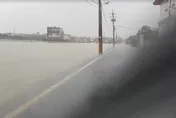 好險停班課！宜蘭遭大雨狂襲　農田水位逐漸淹過路面