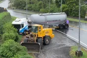影/鳳凰釀豪雨打滑？台東「槽化車高速衝撞路邊」