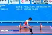 舉重女將挑戰硬舉失敗　「右手反折」工作人員秒拿布救援