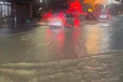 影/颱風鳳凰降下暴雨！北台灣災情頻傳　基隆調和街現「泥水瀑布」