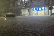 影/鳳凰颱風暴雨炸蘇澳市區！轎車快滅頂、加油站淹水2樓高