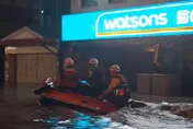 影/淹成汪洋！鳳凰颱風豪雨炸蘇澳　救難人員乘橡皮艇搜救受困民眾