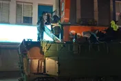影/宜蘭蘇澳暴雨大淹水！軍方緊急出動兩棲突擊車救援