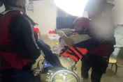 影/豪雨炸蘇澳！身障者坐輪椅水淹到小腿　消防員抬上橡皮艇