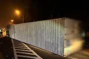 影/颱風夜驚魂！國1物流貨櫃車翻覆　駕駛分心釀堵1小時