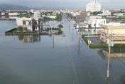 影/暴雨轟宜蘭冬山陷「水鄉澤國」　白米溪受困老人獲救