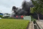 影/台南新營中古車材料行火警　恐怖「黑龍捲」直竄天際