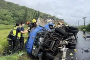 台11線小貨車遭拖板吊車尾掃翻卡溝　56歲男搶救不治