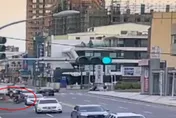 影/彰化堆高機迴轉中...牙叉撞機車　騎士慘摔畫面曝光