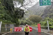 中橫台8線豁然亭段落石擋路　明部分路段管制放行
