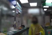 影/高雄婦穿雨衣、戴安全帽進郵局遭勸導　三字經飆行員