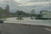 宜蘭傳藝大橋也有災情！車道淹成河道　車輛逆向險象環生