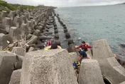 影/基隆釣客突倒臥消波塊無呼吸心跳　送醫搶救不治