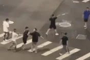 影/網傳新竹街頭黑幫持棒球械鬥　警：三個月前影像已送辦