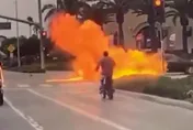 加州機車騎士闖紅燈撞汽車「炸出火球」！女駕駛才買一週全燒沒