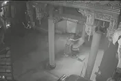 影/醉男鬧土地公廟狂撒香灰　廖大乙警告：觸犯天條