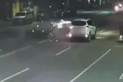 影/高雄驚現「移動炮台」！　男子開車放鞭炮一路狂炸