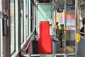 公車紅色「燙衣板」用途？交通局：輪椅乘客專用靠板