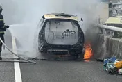 影/國道驚魂！五楊高架休旅車起火燒成廢鐵　駕駛死裡逃生