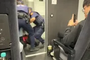 台鐵賴皮獸！坐錯位被「抬轎式」送下車廂　她狂喊：救命啊