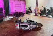 轎車闖紅燈猛撞！桃園21歲騎士「噴飛摔落」　機車零件四散