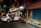 影/又是酒駕肇事！汐止轎車高速撞民宅　衝破磚牆還拆梁柱