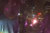 影/女騎Ubike板橋街頭遭尾隨！勇哥制止反被踹　怪男遭強制送醫