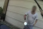 影/警匪追逐曝！通緝犯拒檢跳車逃　高雄警對空鳴槍壓制