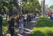 影/大氣系生颱風假翻車發雞排　台大傅鐘400人排隊撲空