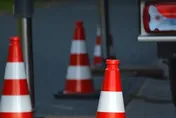 也被狠踹！紐約男扮「交通筒」嚇路人　遭一腳踹飛吸百萬點讚