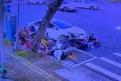 驚悚影像曝！7旬翁「把待轉區8機車當保齡球瓶撞」　女子速縮腳險遭輾