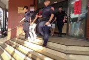 影/台中街頭夜半炸街引憤！壯男滅火器狂噴　89猴持械圍毆