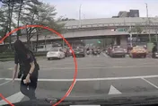 影/北市男騎士1萬5鈔票噴飛　警幫找回大喊「感恩」