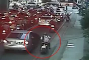 影/台中乘客開車門撞機車害騎士噴飛倒地　最高罰4800