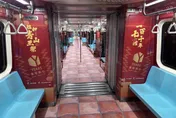 神明也搭捷運？艋舺青山宮跨界合作　板南線車廂好吸睛