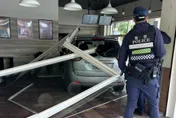 影/這不是得來速！花蓮婦開車「90度轉彎撞毀早餐店」