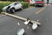 剛看完病！台中62歲男開車返家突自撞　整根電桿慘遭剷平