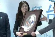 影/鄭麗文超霸氣伴手禮「藍白雙鵲」鶯歌陶瓷盤曝光！