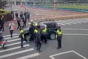 影/總統府前男子駕車衝撞管制哨　警包圍拖下車送辦