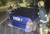 新北石碇山區轎車自撞燈桿　駕駛受困車內全身傷