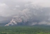 影/印尼爪哇島火山大噴發！灰柱高達13公里　居民急撤離