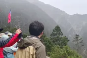影/玉山初雪降臨！降到地面就融化　登山客嗨爆狂拍照